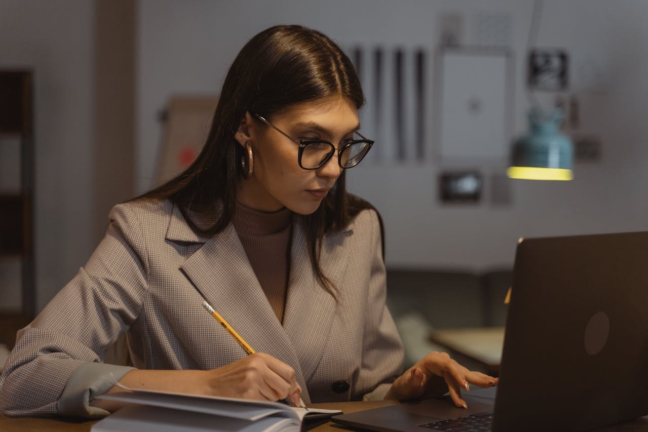 2. How to Make Money as a Student (101 Flexible Side Hustle Ideas)