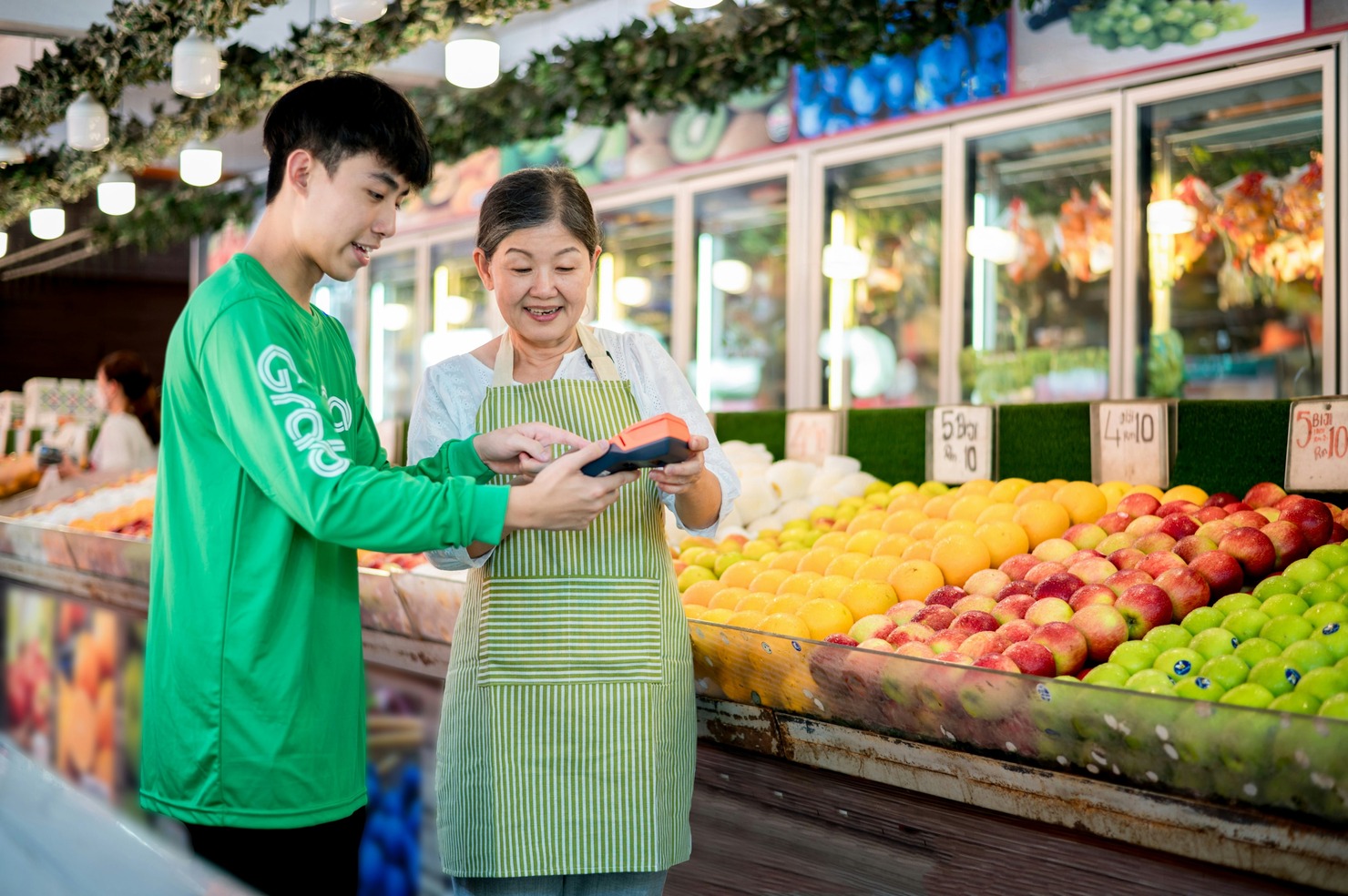 A woman selling fruits through an app.