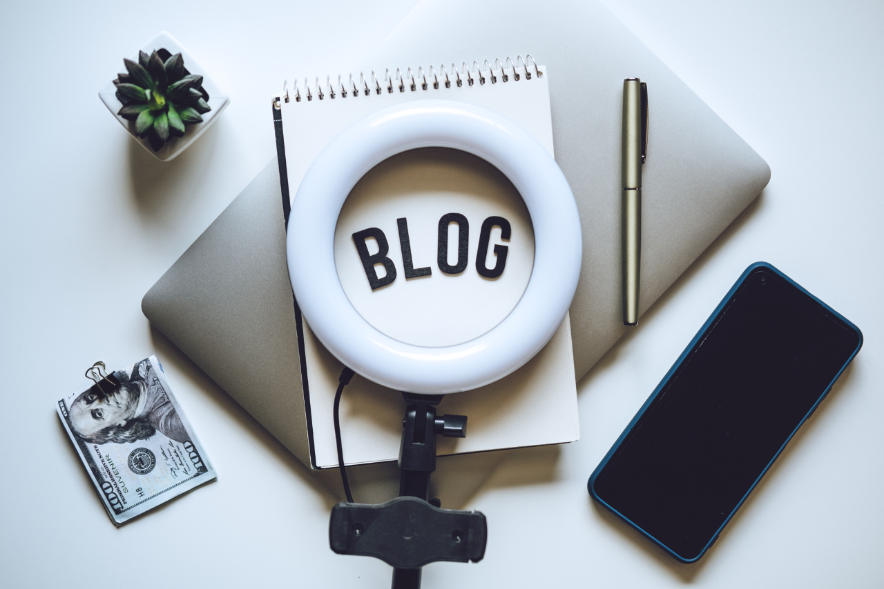 Blogging paraphernalias on table.