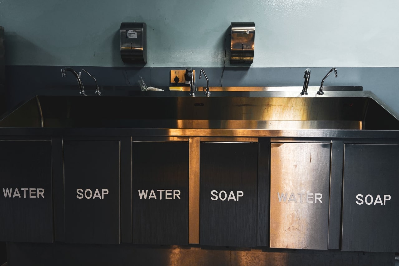 A commercia sink.