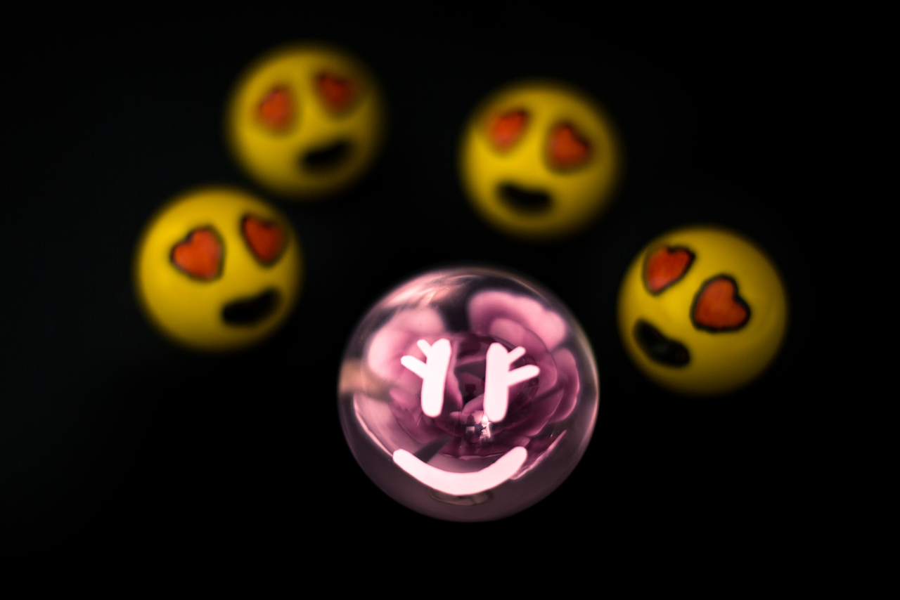 Lust and love emoji icon behind four love emoji icons.