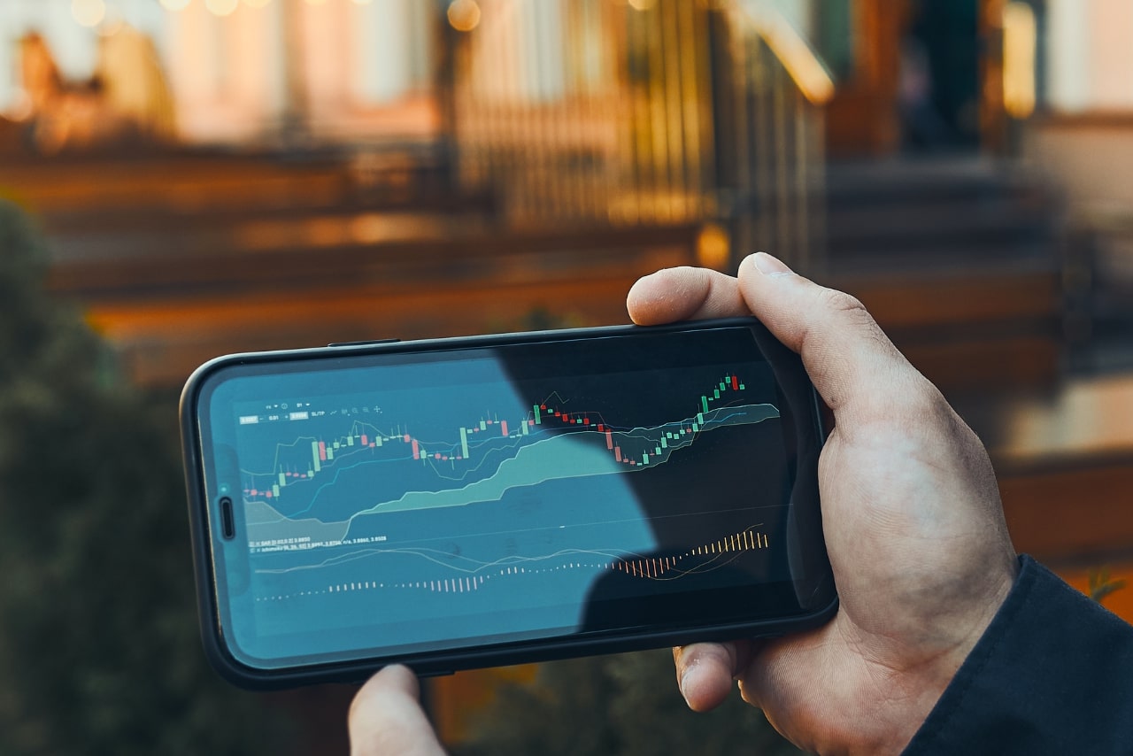 Man analyzing stock market to invest in.