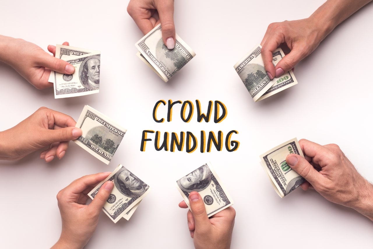 People investing money in crowdfunding.