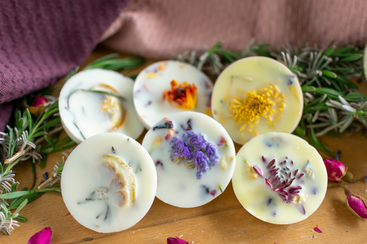 Handmade melting wax made from rapeseed wax with flowers.