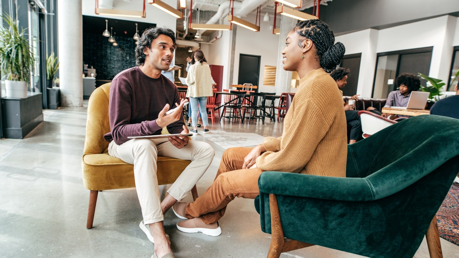 Young male recruiting a woman to join his affiliate program.