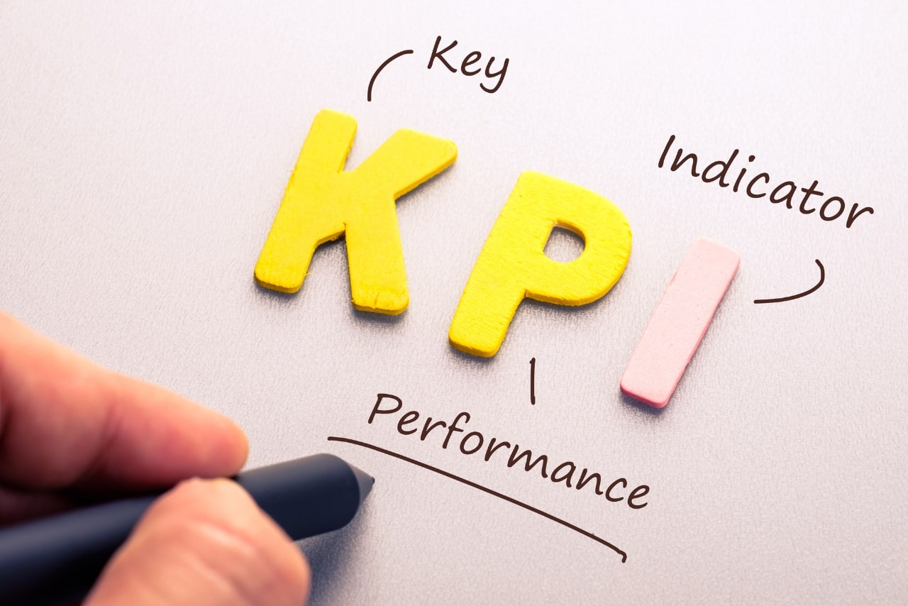 KPI acronym written on paper.