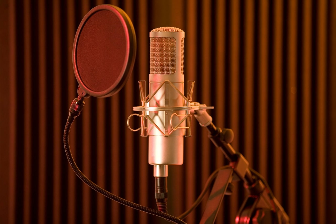 Mic condenser for recording inside a professional audio studio.