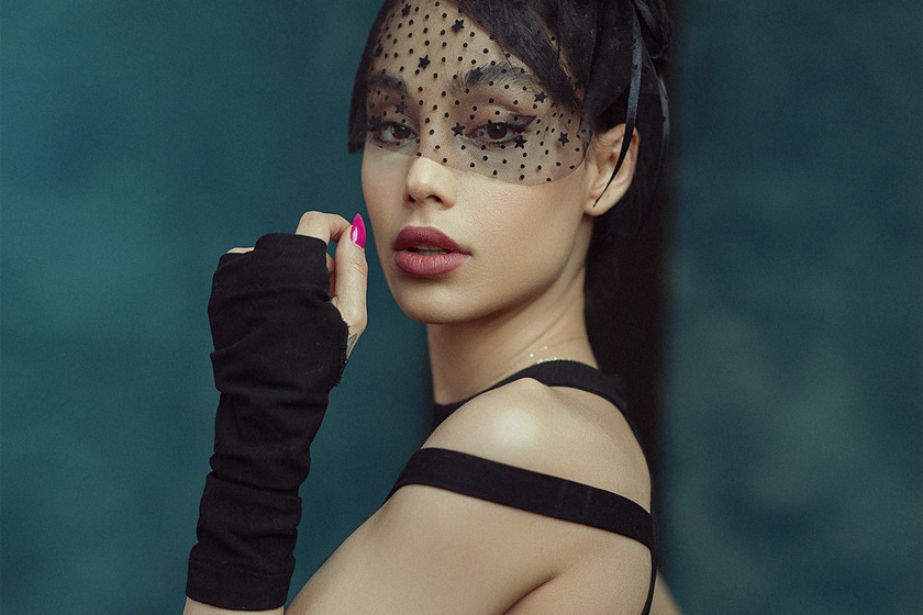 A woman in black DIY fingerless glove.