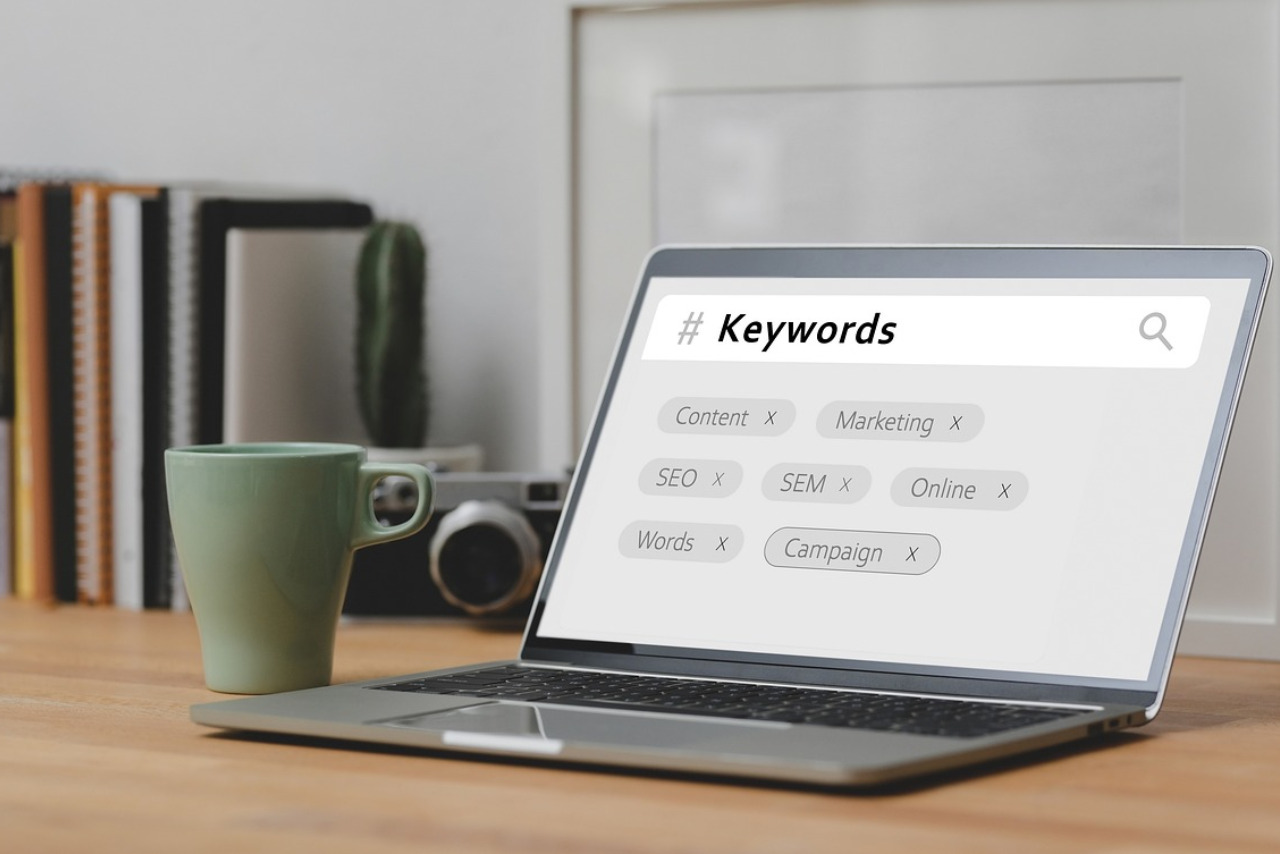 Laptop displays relevant keywords for website to rank higher online.
