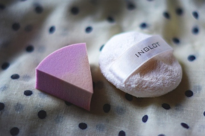 A sponge for applying cosmetics.