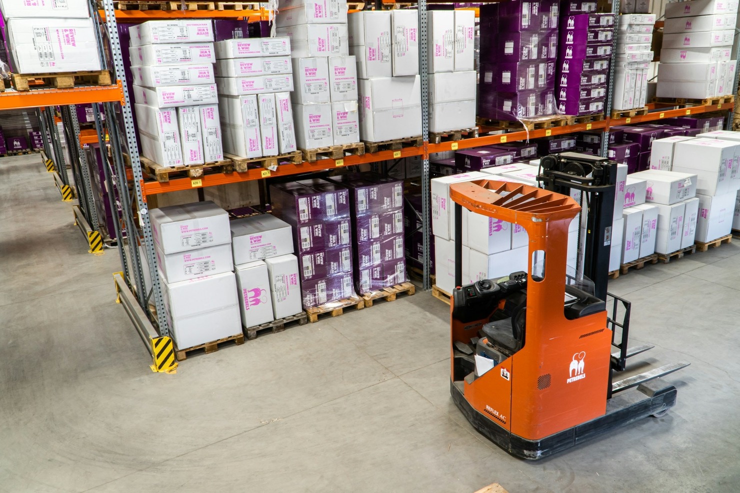 A photo of an e-commerce fulfillment warehouse