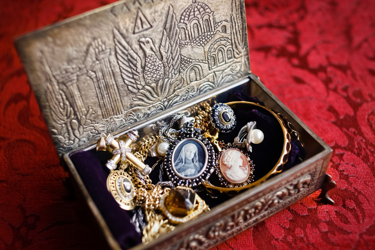 Antique jewelries inside box.