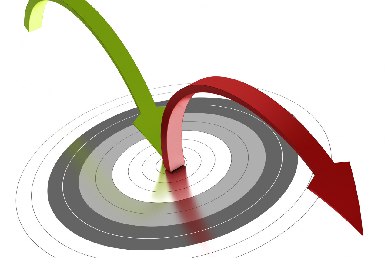 Green arrow reach center of grey target while red bounces off.