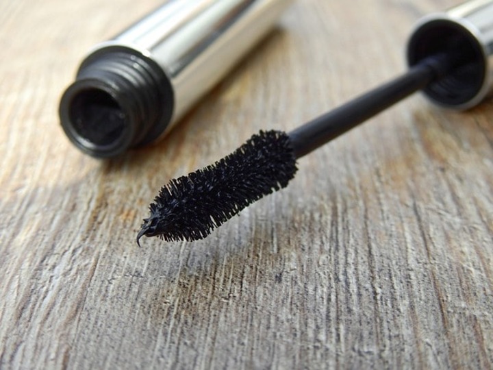 A tool for applying make up.