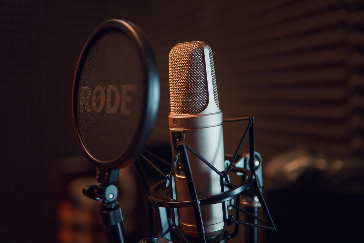 Rode silver dynamic microphone on Black Stand.