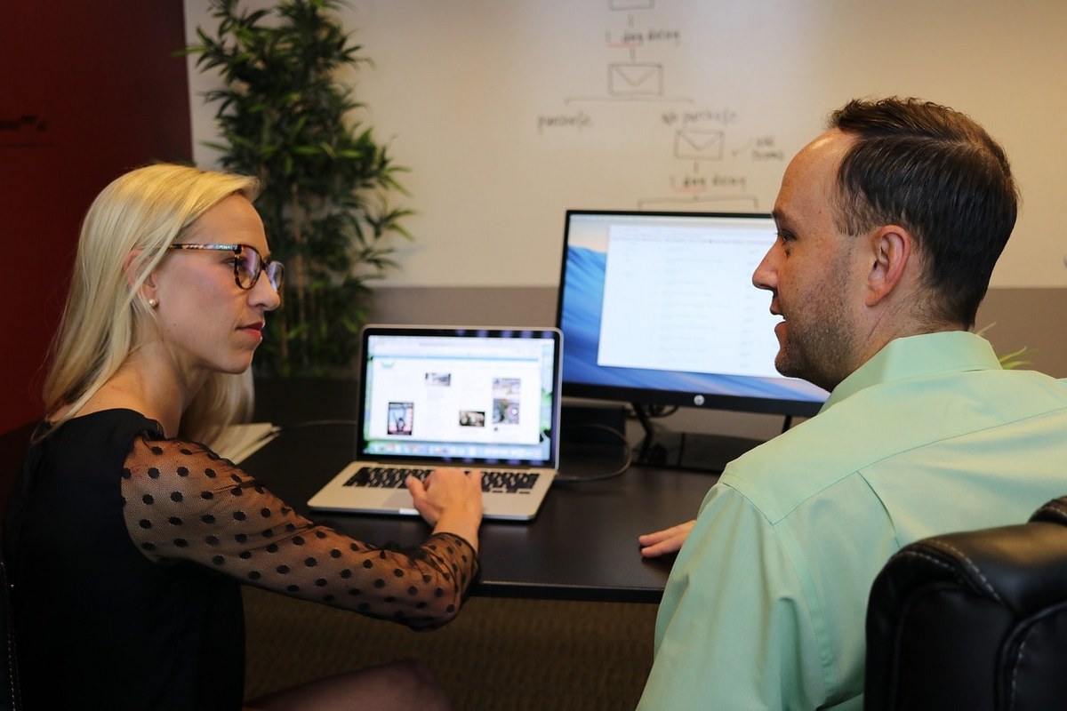 A business owner talking with her client.