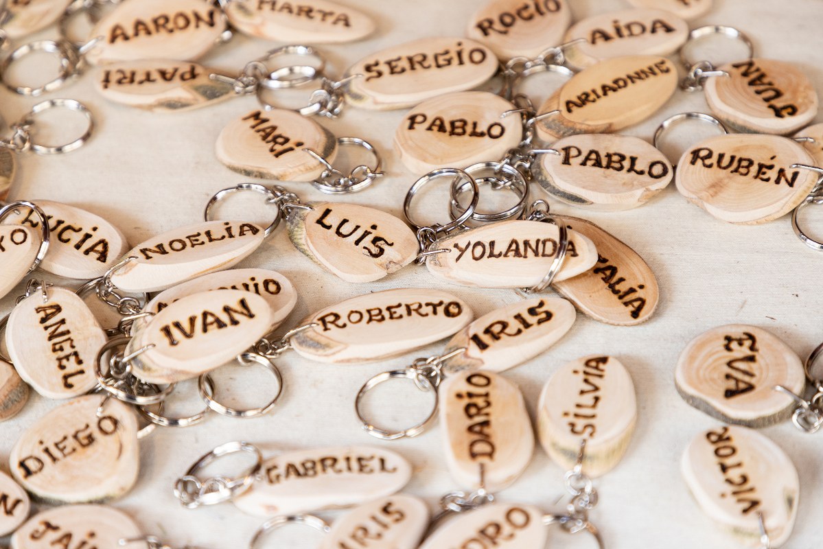 Many engraved keychains with names.