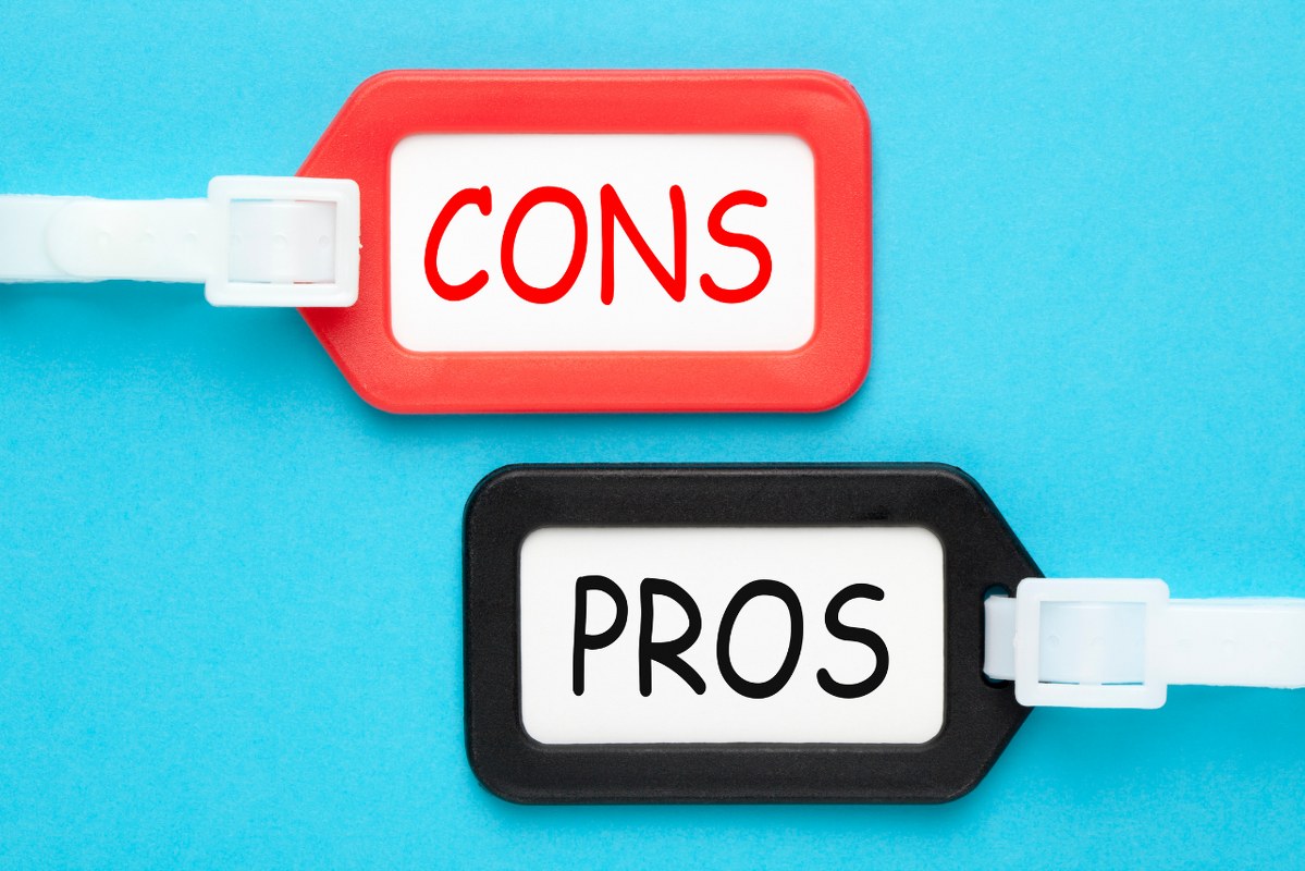 Pros and Cons words written on luggage tags.