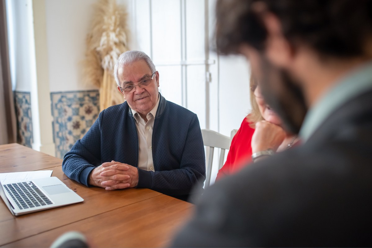 Senior Consultant talking to a younger client.