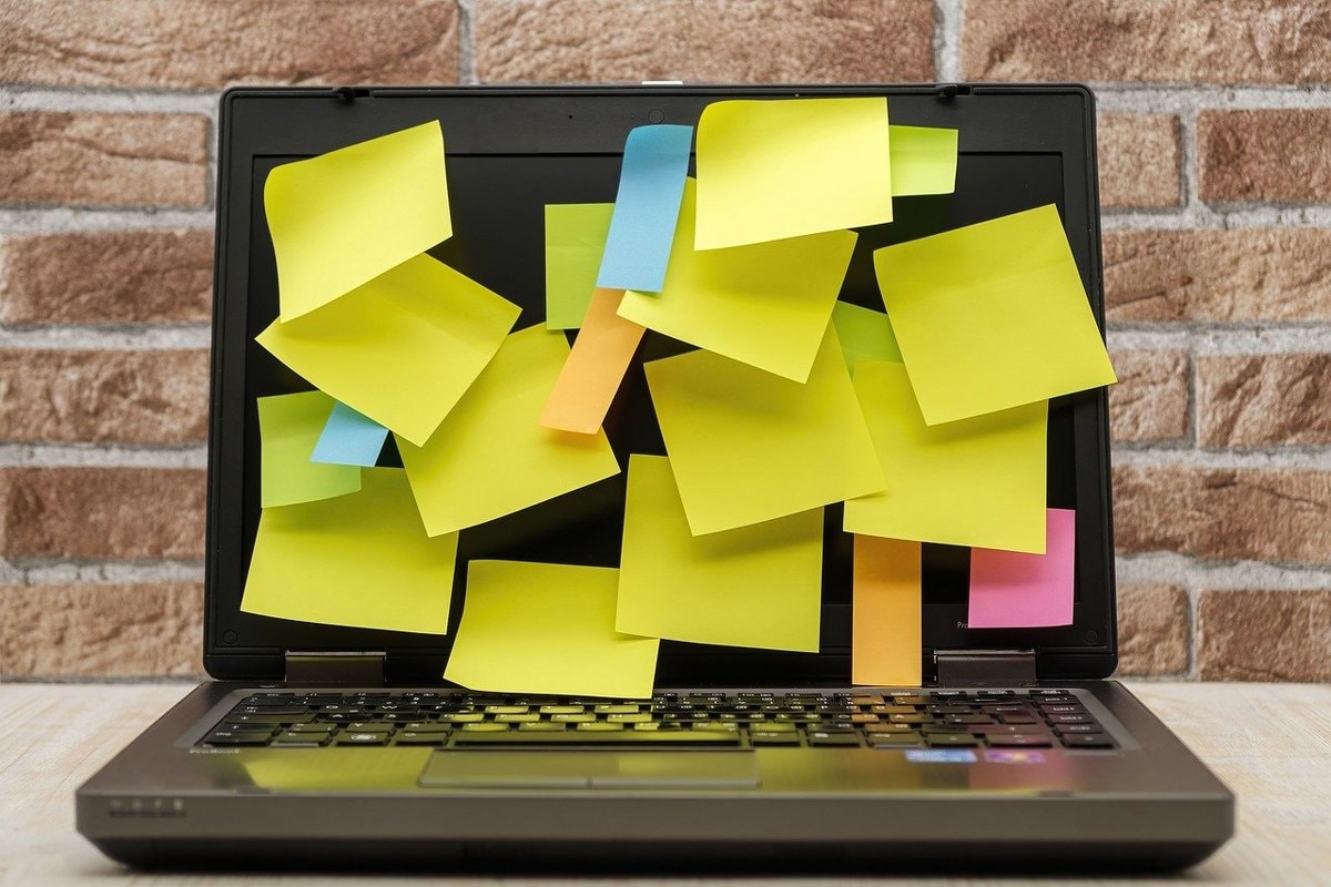 Sticky notes on a laptop monitor.