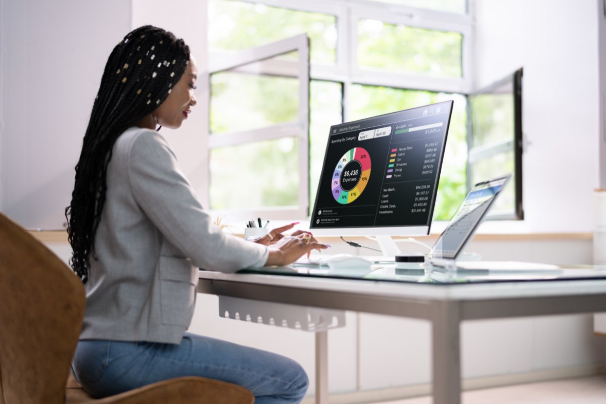 Woman tracking perfomance in desktop.
