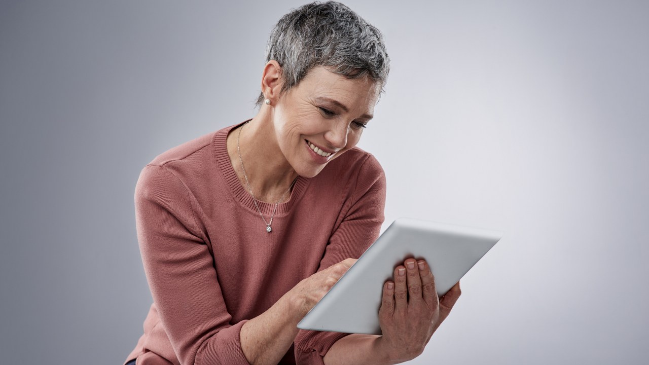 Woman using user-friendly dropshipping website.