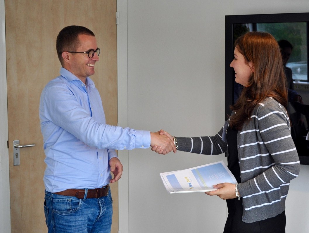 A client and a customer having a handshake.
