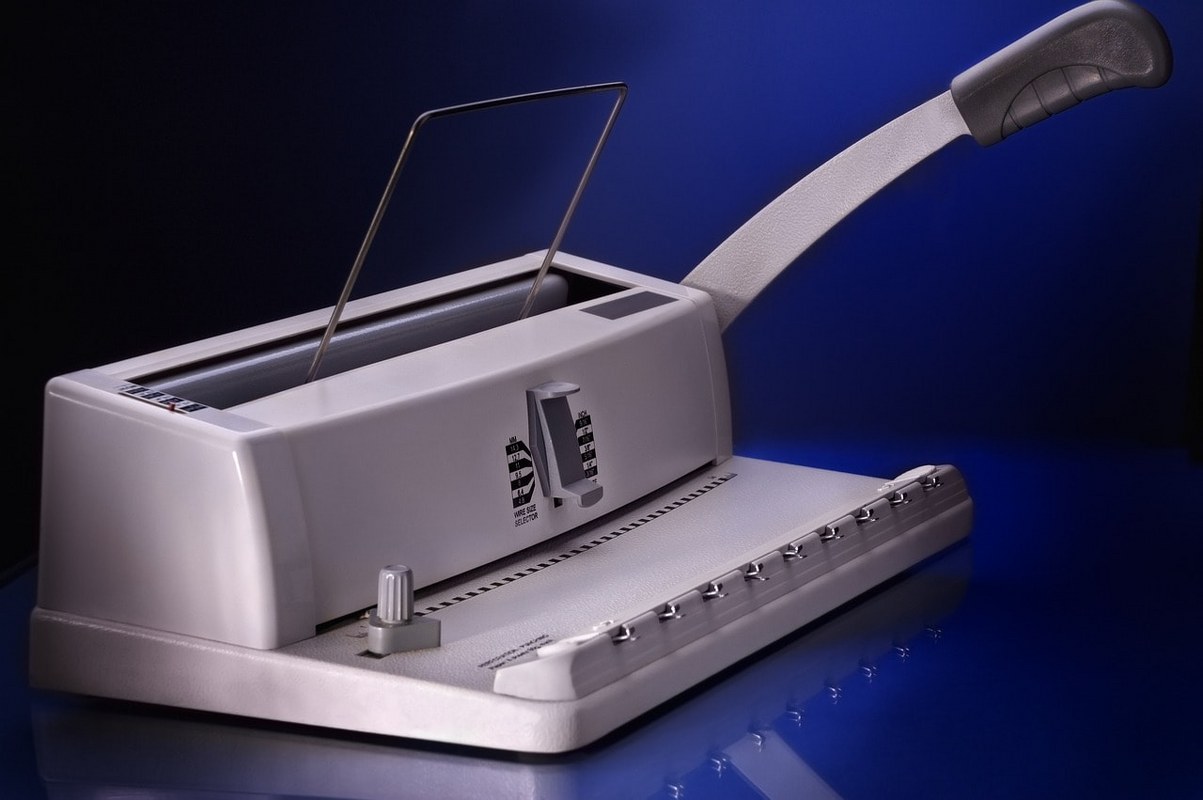 A metal binder machine.