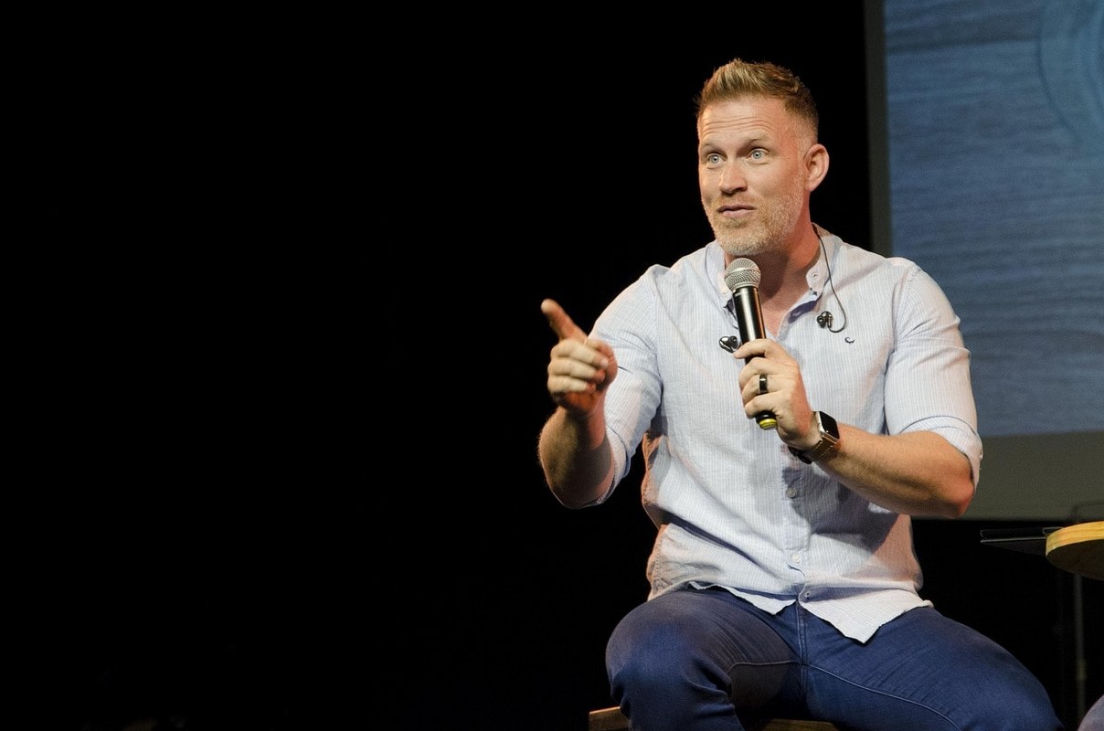 A speaker displaying active body language while giving a talk.