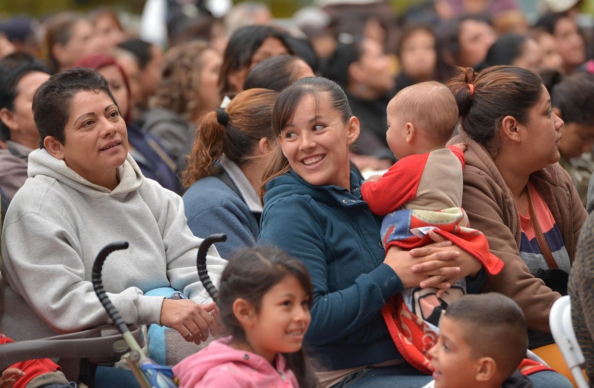 An audience made up of women and children.