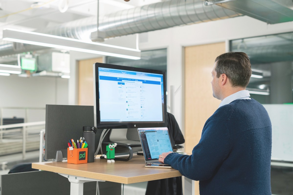 Content manager posting on Linkedin using desktop.