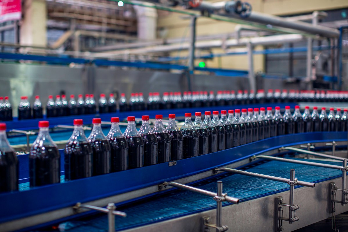 Conveyor belt flowing with bottled drinks.