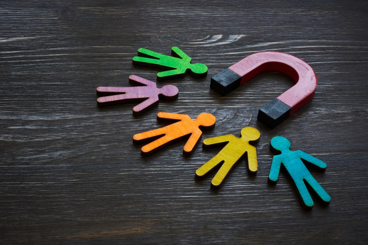 Magnet and figures of people.