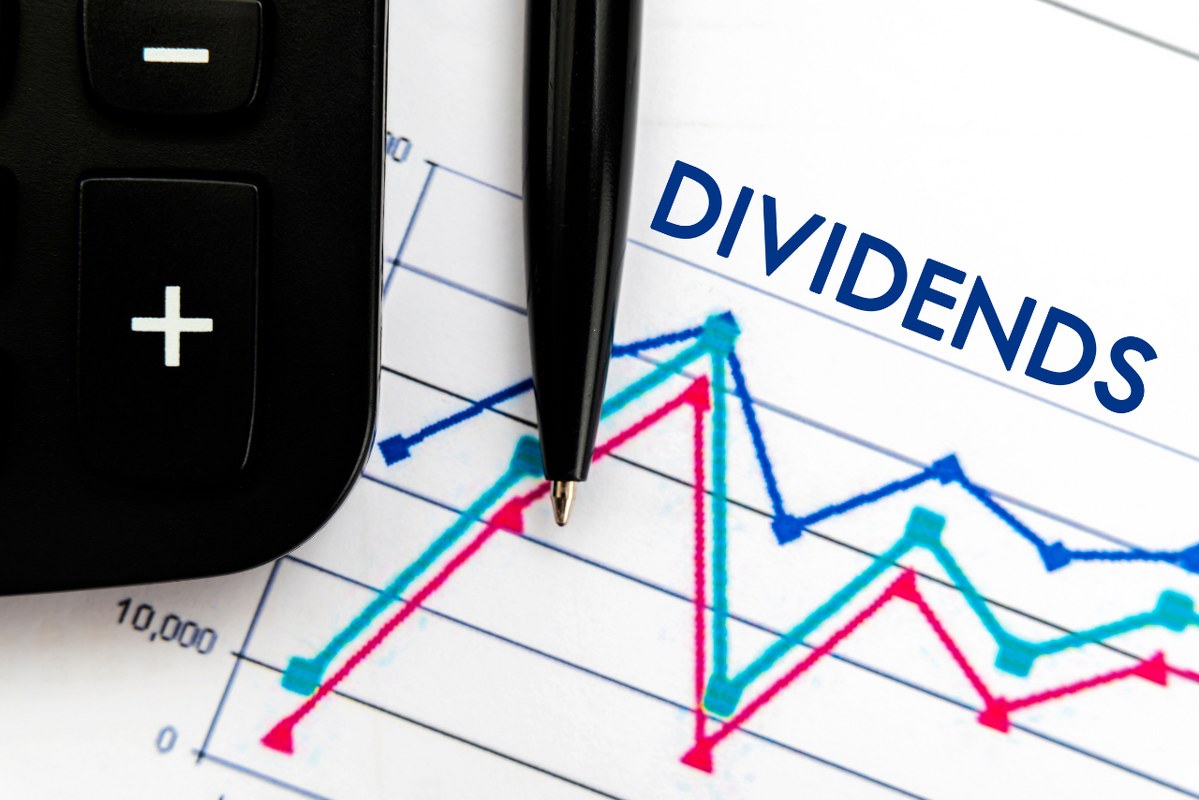 Notebook with pen, calculator and Notes about Dividends.