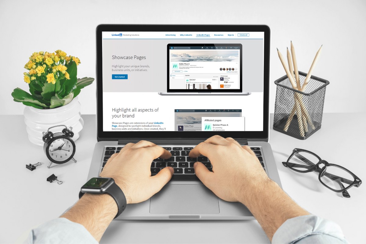 Person accessing Linkedin's showcase page help page.