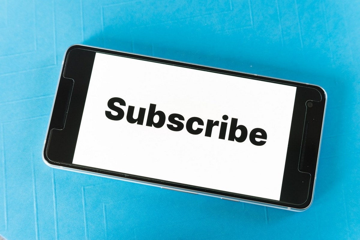 Subscribe keyword on a mobile phone.