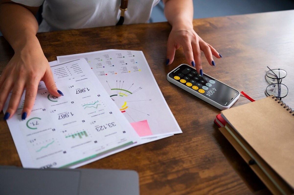 A woman uses a calculator to calculate the price.