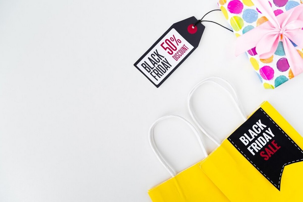Flat lay desk with black friday shopping bag.