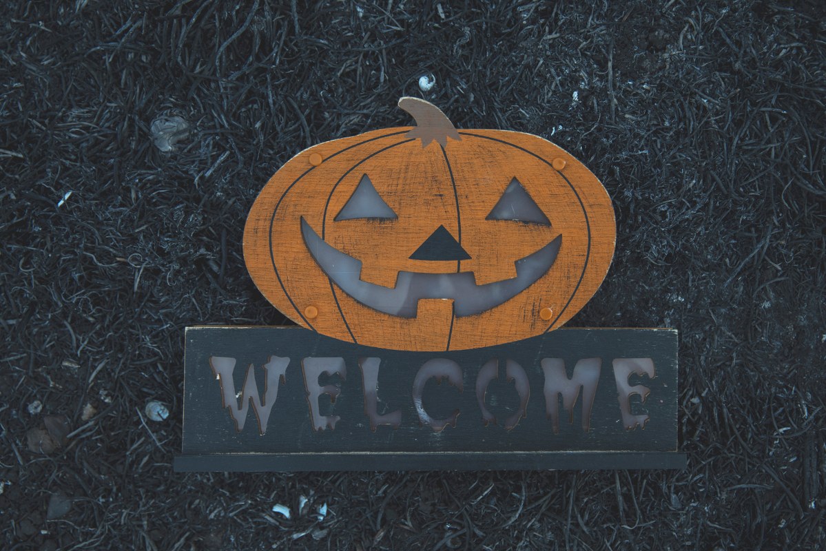 Funny-carved-orange-pumpkin-with-greeting.
