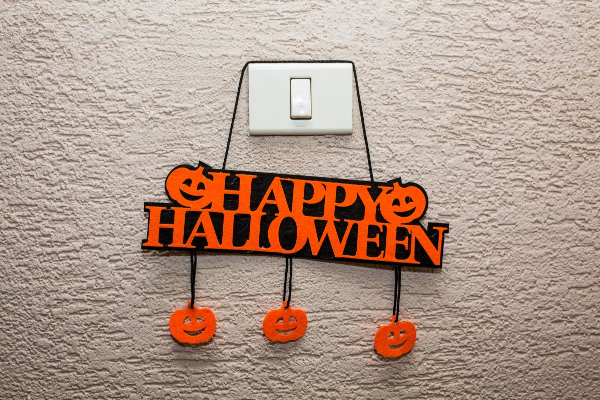 Happy Halloween decorative sign.