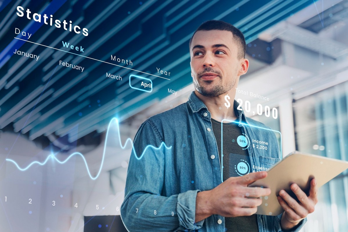 Man with the appearance of a data analyst.