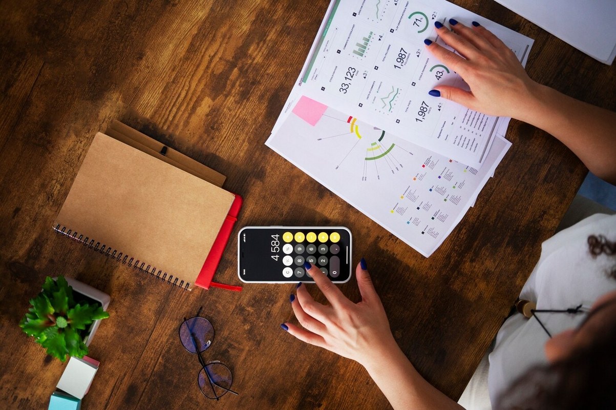 Woman calculating on a phone.