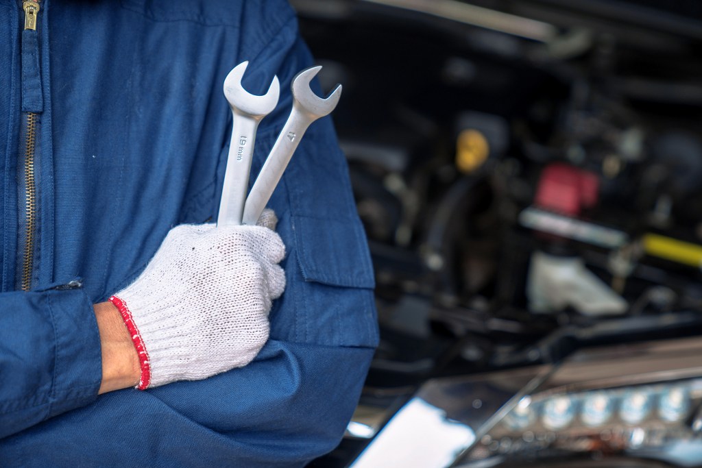 Auto mechanic working in the garage.