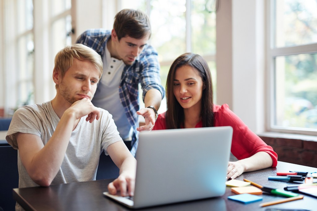 Discussing tech courses online.