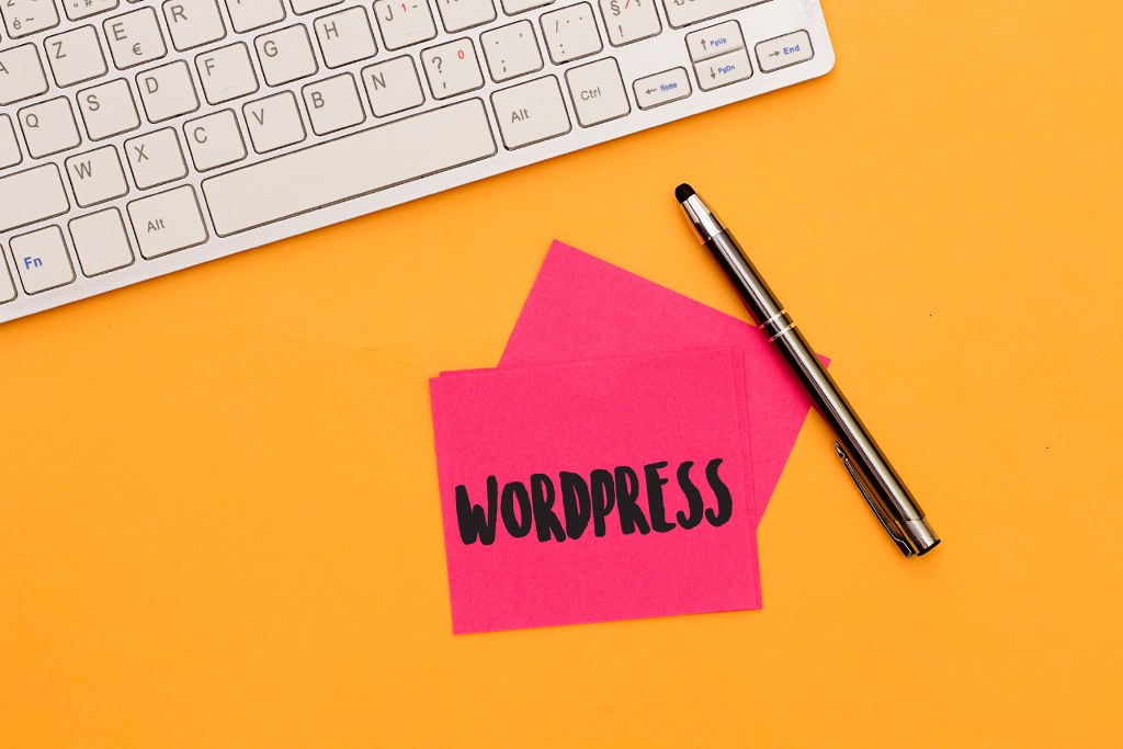 Wordpress written on sticky notes.