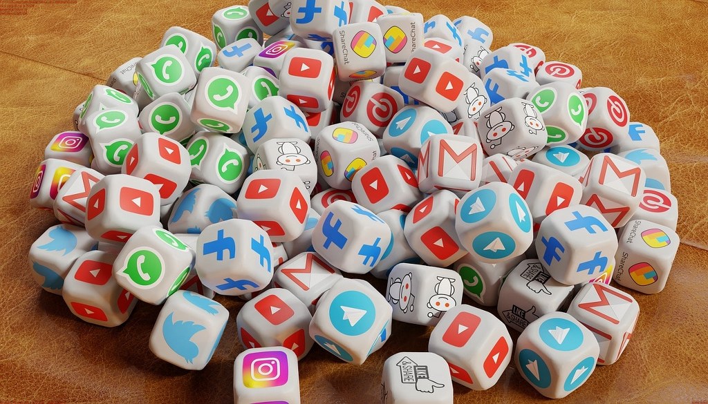 Social media dice.